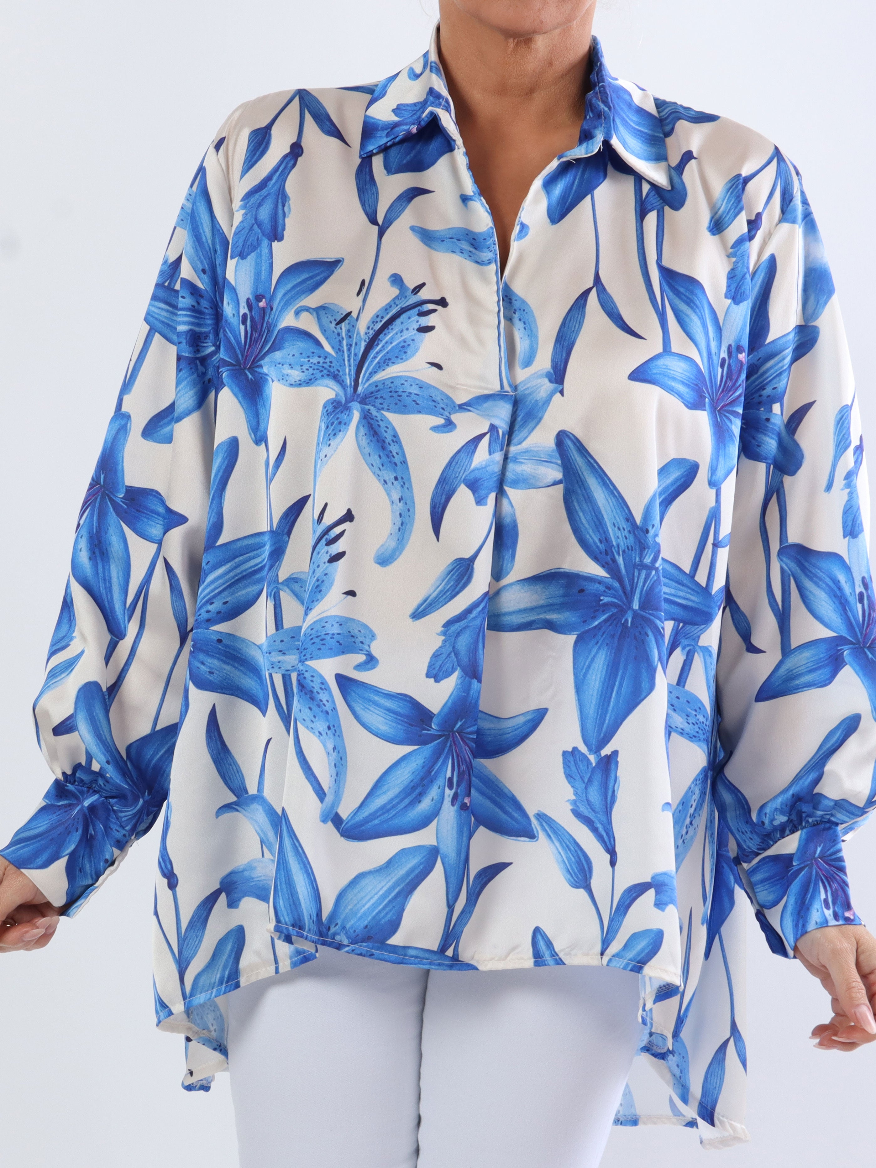 Paradise - Sød plus size skjorte i silkelook med liljemotiver